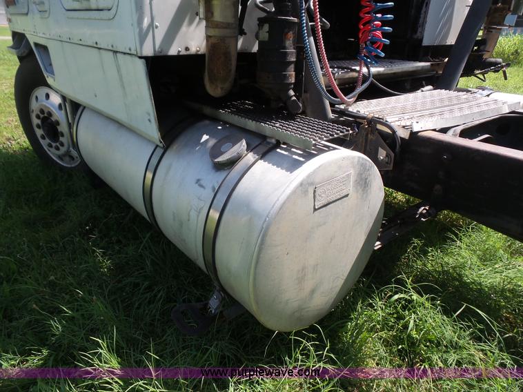 image for item L4830 1987 International CO-9670 Eagle semi truck