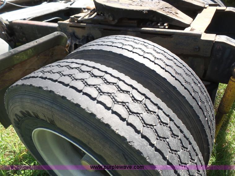 image for item L4830 1987 International CO-9670 Eagle semi truck