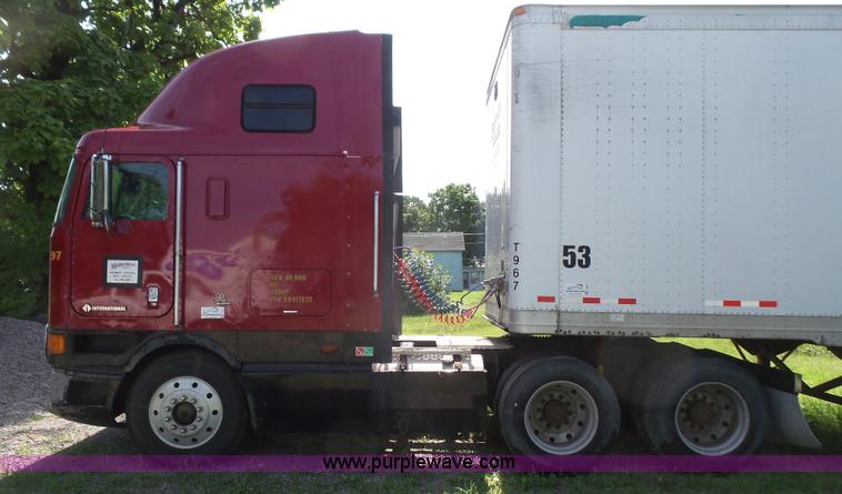 image for item L4831 1997 International 9800 semi truck