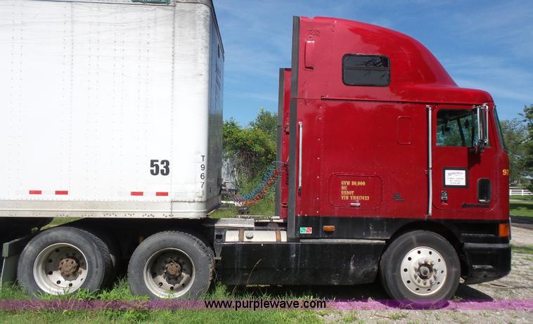 image for item L4831 1997 International 9800 semi truck