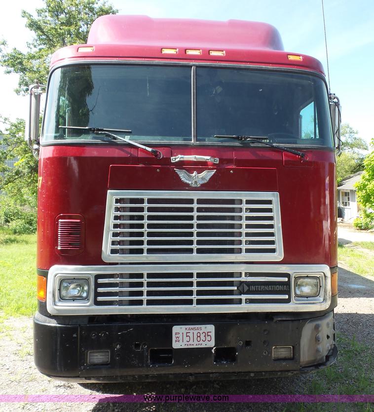 image for item L4831 1997 International 9800 semi truck