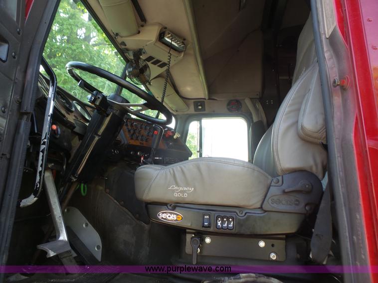 image for item L4831 1997 International 9800 semi truck