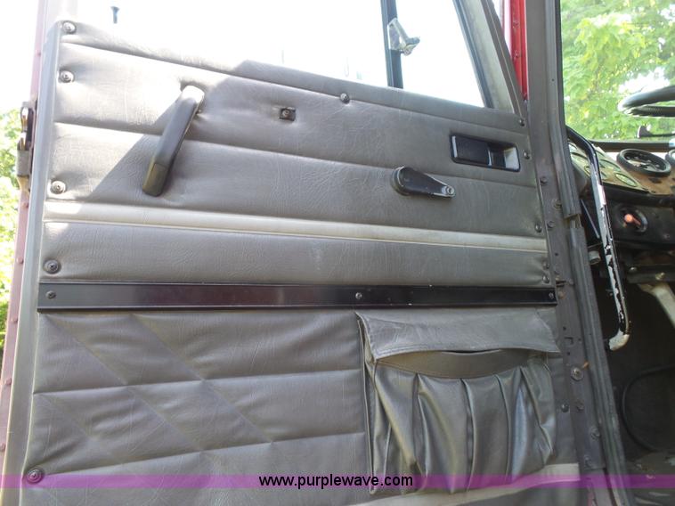 image for item L4831 1997 International 9800 semi truck