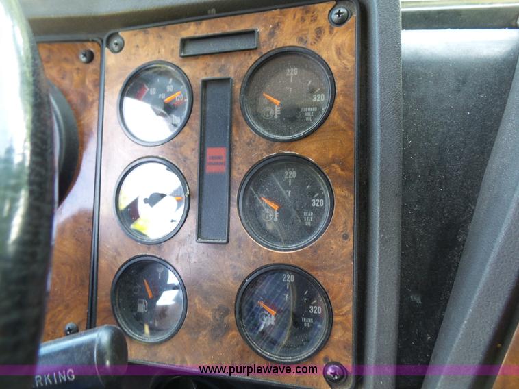 image for item L4831 1997 International 9800 semi truck