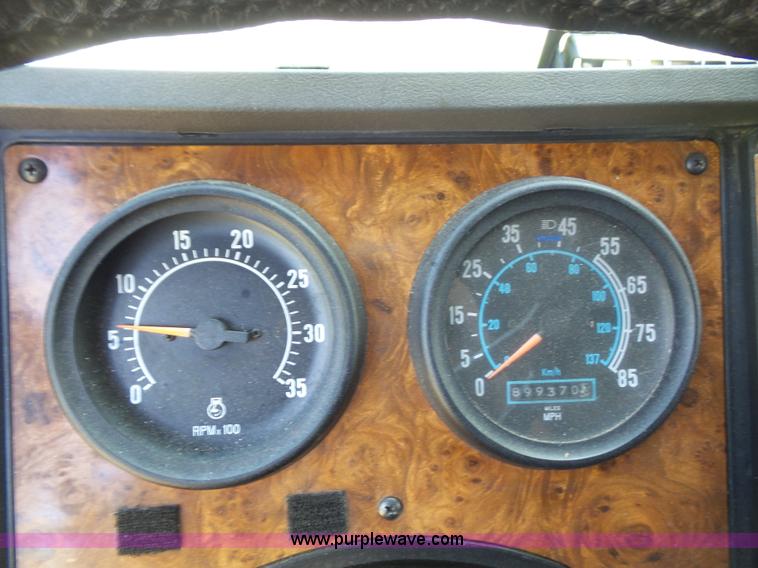 image for item L4831 1997 International 9800 semi truck