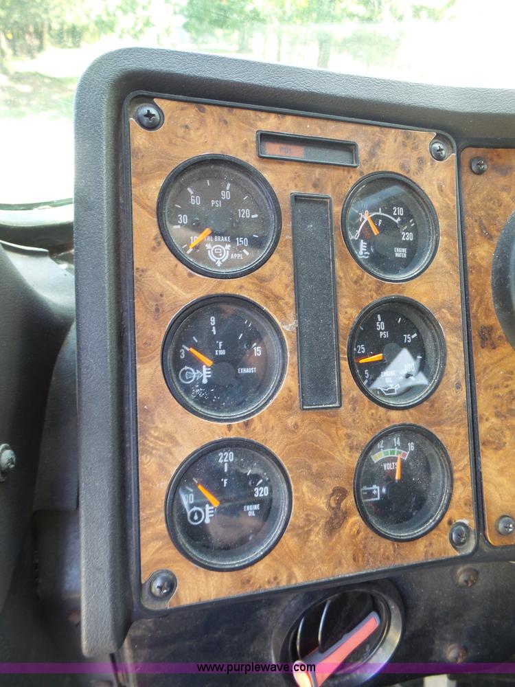 image for item L4831 1997 International 9800 semi truck