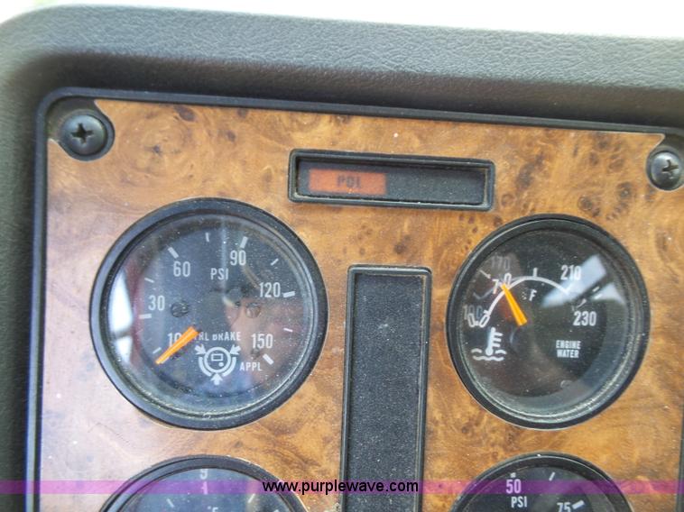 image for item L4831 1997 International 9800 semi truck