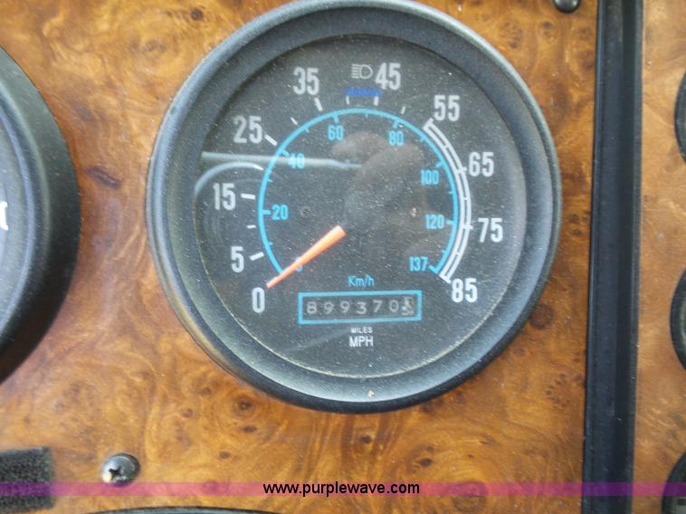 image for item L4831 1997 International 9800 semi truck