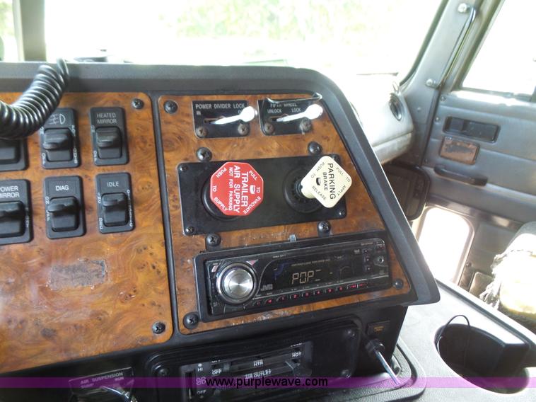 image for item L4831 1997 International 9800 semi truck