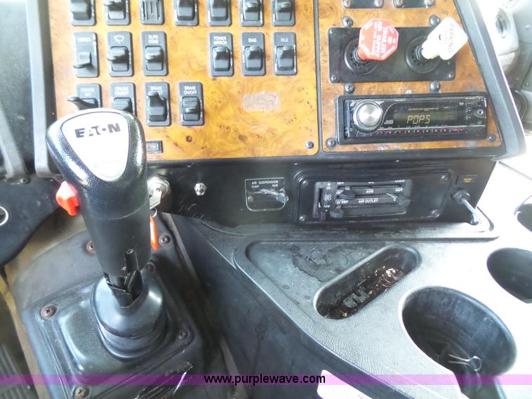 image for item L4831 1997 International 9800 semi truck