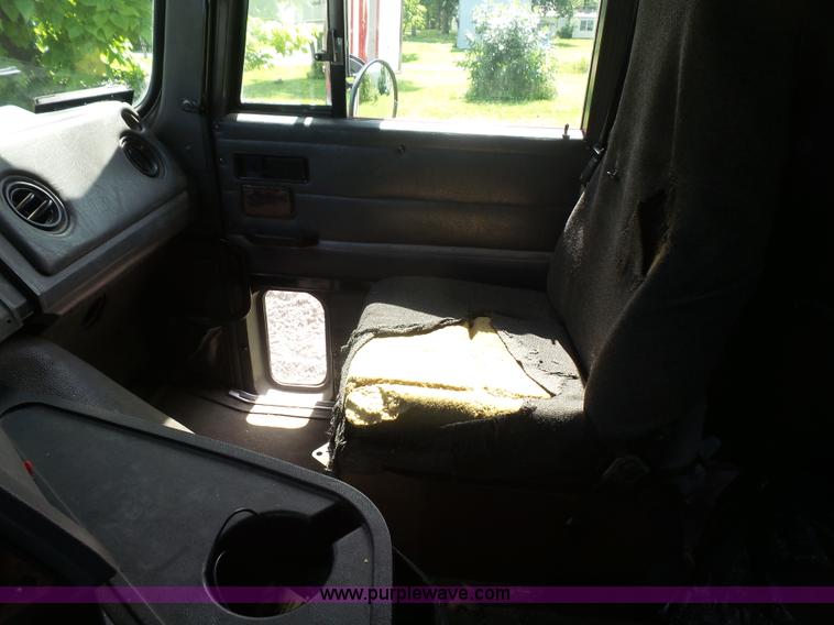 image for item L4831 1997 International 9800 semi truck