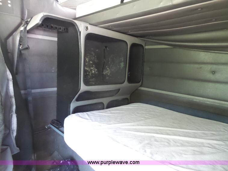 image for item L4831 1997 International 9800 semi truck