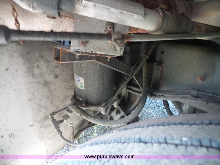 image for item L4831 1997 International 9800 semi truck