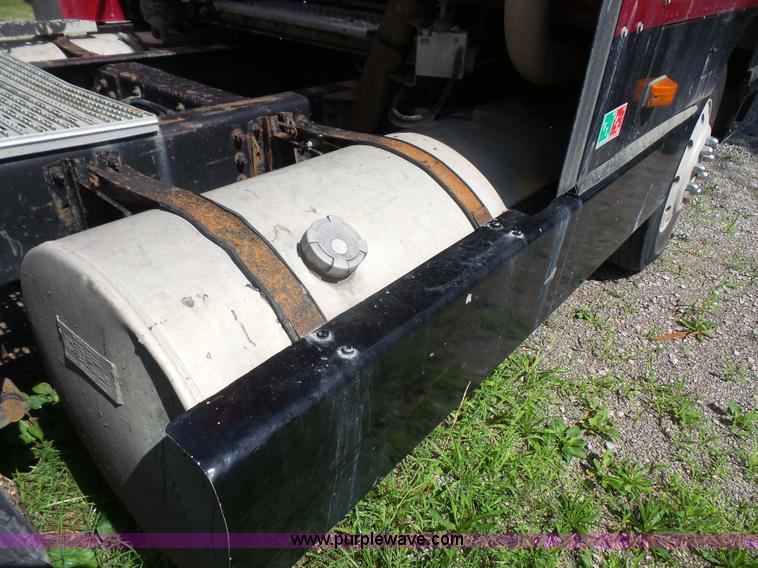 image for item L4831 1997 International 9800 semi truck