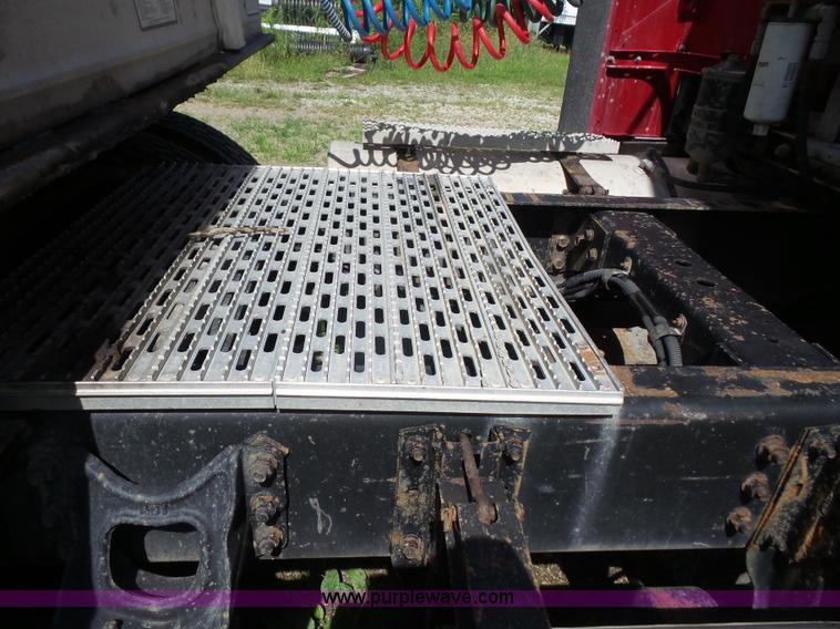 image for item L4831 1997 International 9800 semi truck