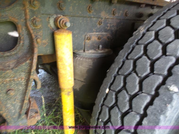 image for item L4831 1997 International 9800 semi truck