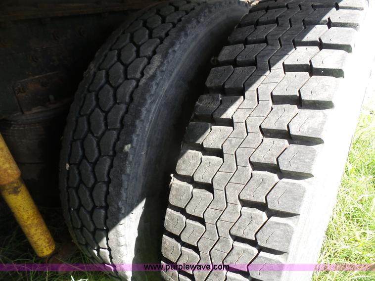 image for item L4831 1997 International 9800 semi truck