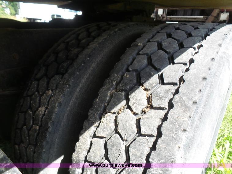 image for item L4831 1997 International 9800 semi truck