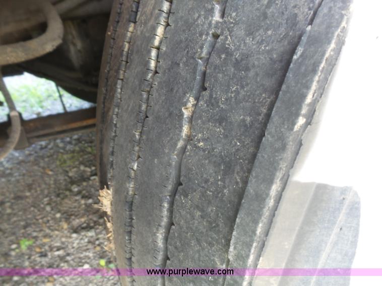 image for item L4831 1997 International 9800 semi truck