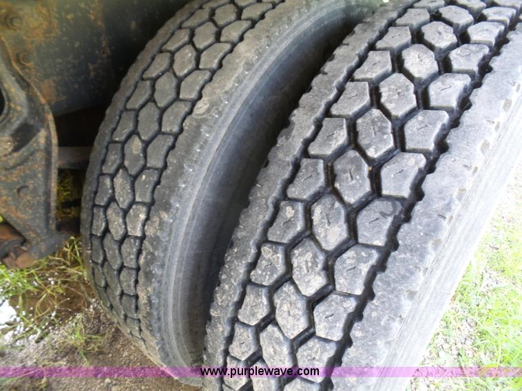 image for item L4831 1997 International 9800 semi truck