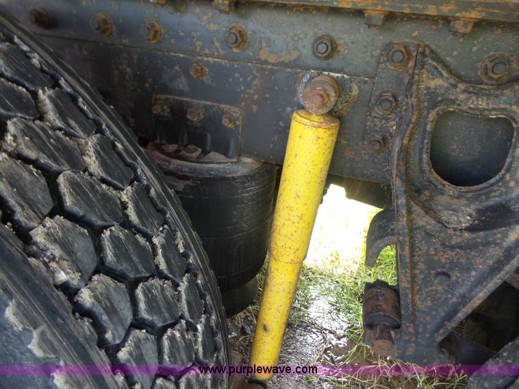 image for item L4831 1997 International 9800 semi truck