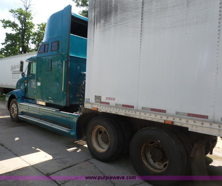 image for item L4837 1995 International 9400 semi truck