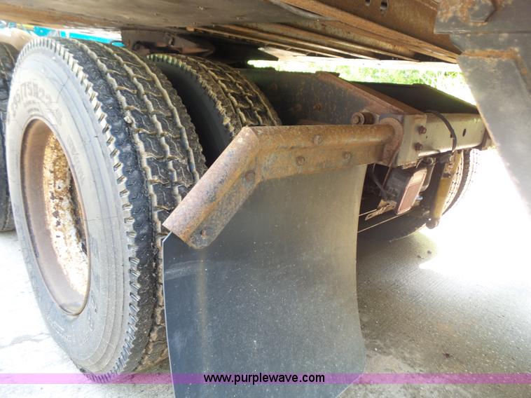 image for item L4837 1995 International 9400 semi truck