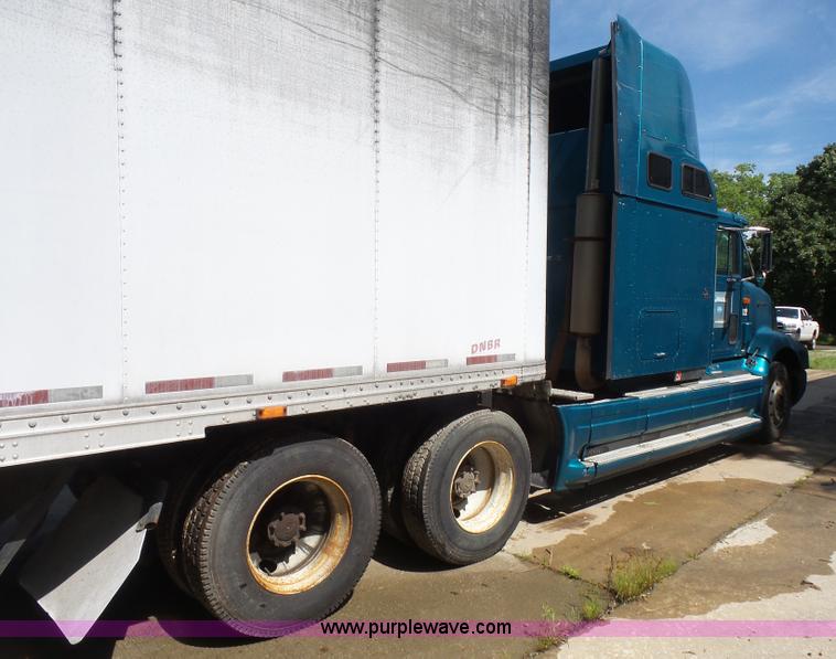 image for item L4837 1995 International 9400 semi truck