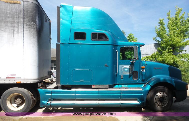image for item L4837 1995 International 9400 semi truck