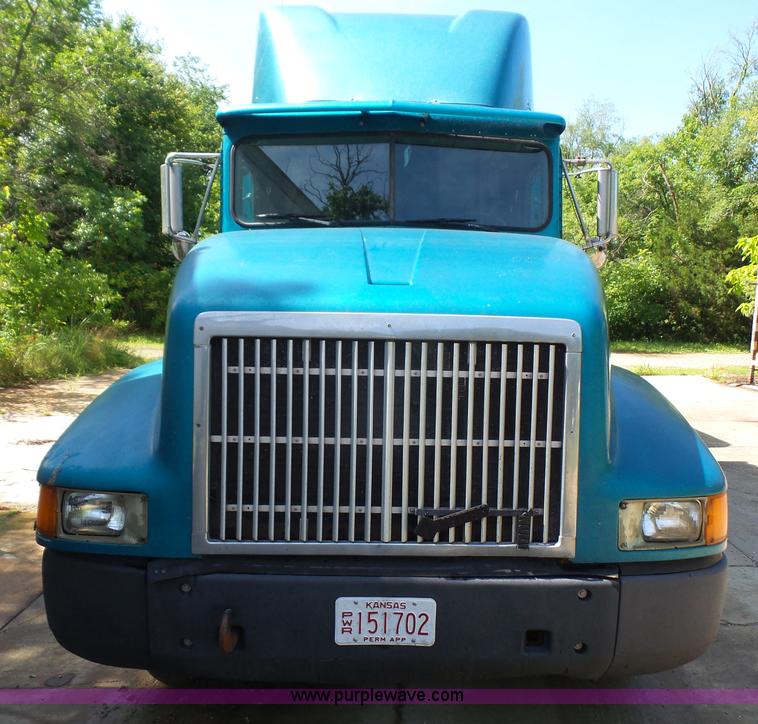 image for item L4837 1995 International 9400 semi truck