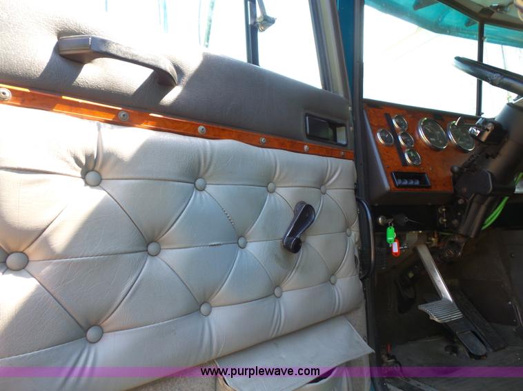 image for item L4837 1995 International 9400 semi truck