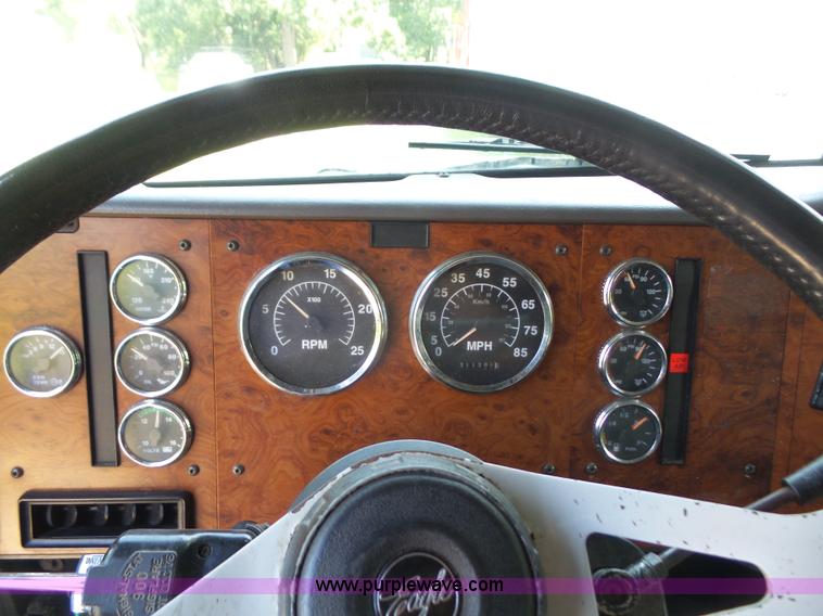 image for item L4837 1995 International 9400 semi truck