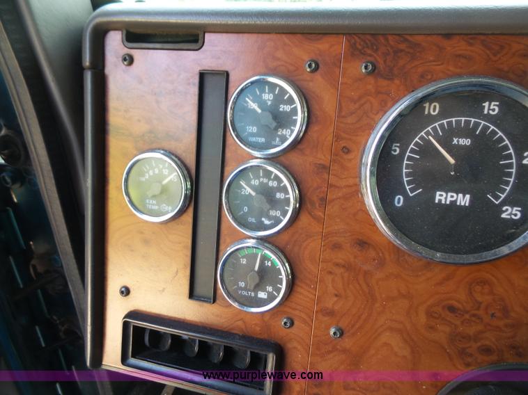 image for item L4837 1995 International 9400 semi truck