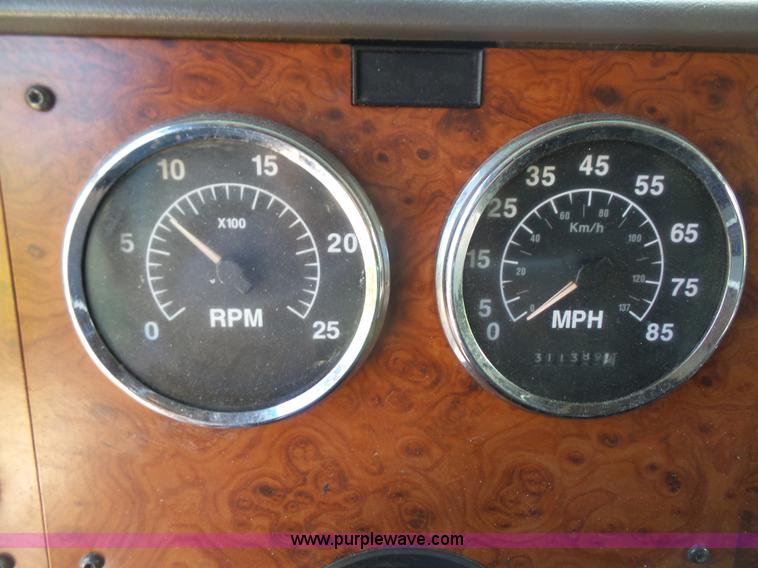 image for item L4837 1995 International 9400 semi truck