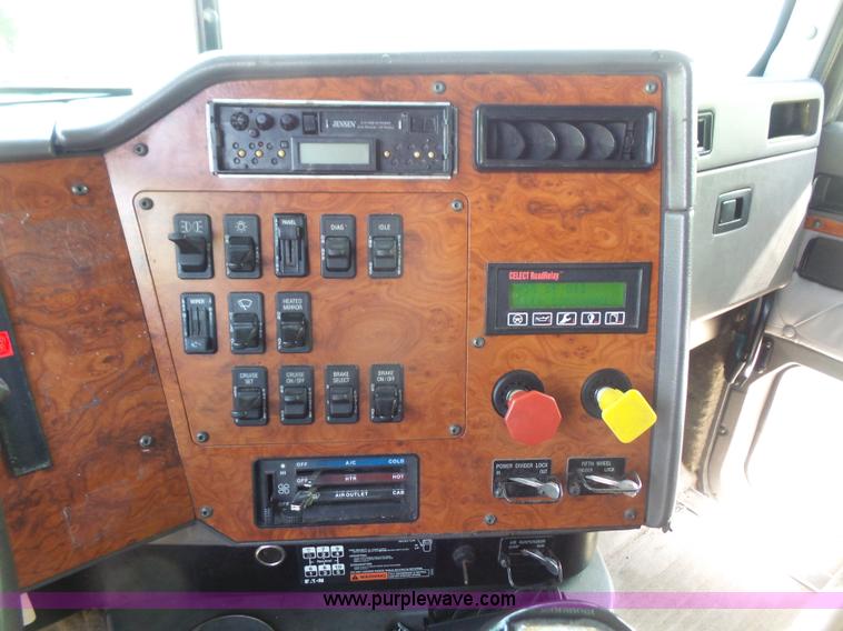 image for item L4837 1995 International 9400 semi truck