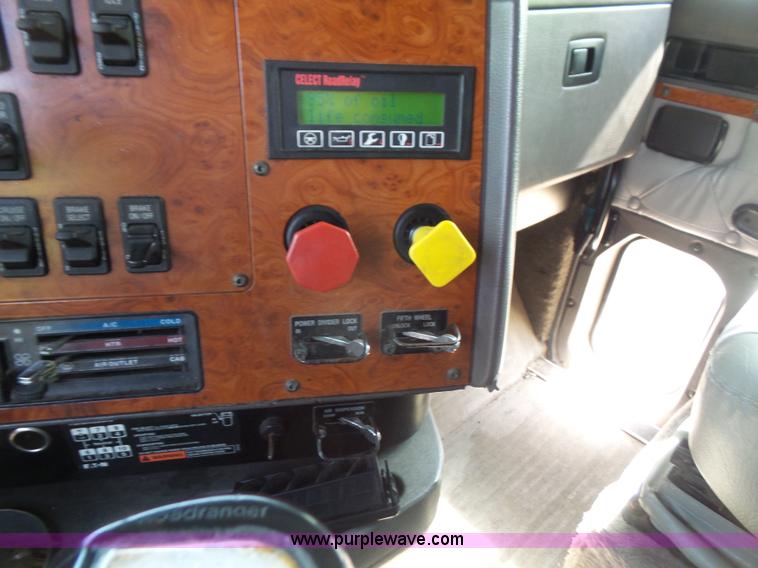 image for item L4837 1995 International 9400 semi truck