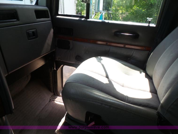 image for item L4837 1995 International 9400 semi truck