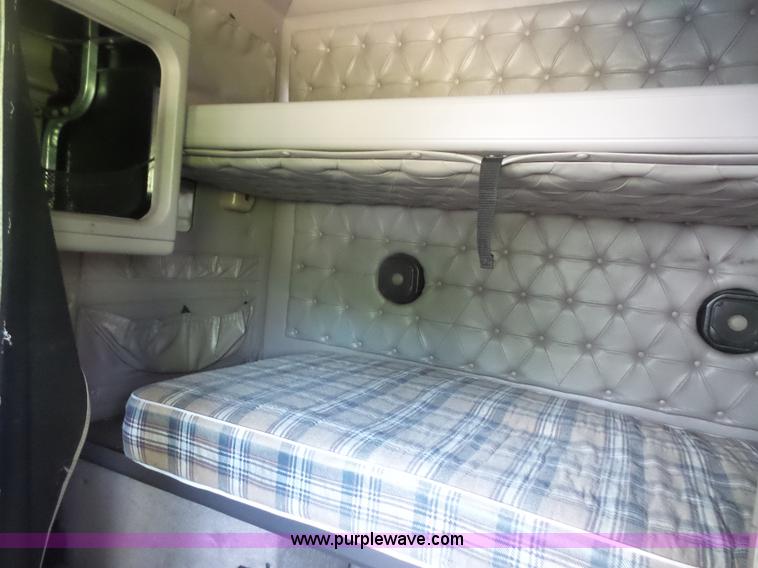 image for item L4837 1995 International 9400 semi truck