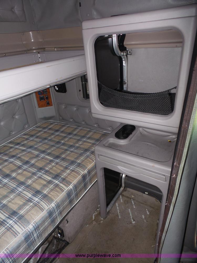 image for item L4837 1995 International 9400 semi truck