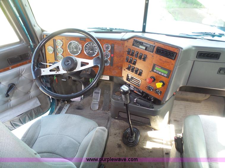 image for item L4837 1995 International 9400 semi truck