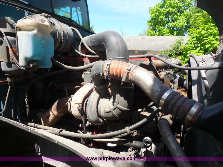 image for item L4837 1995 International 9400 semi truck