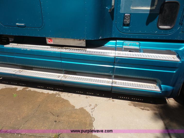 image for item L4837 1995 International 9400 semi truck