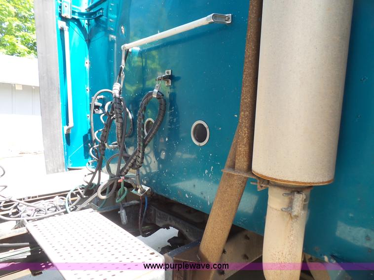 image for item L4837 1995 International 9400 semi truck