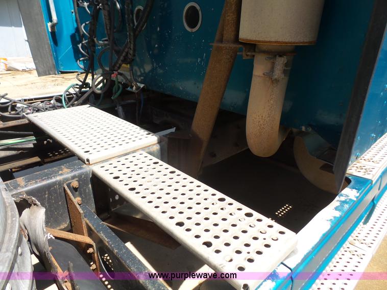 image for item L4837 1995 International 9400 semi truck