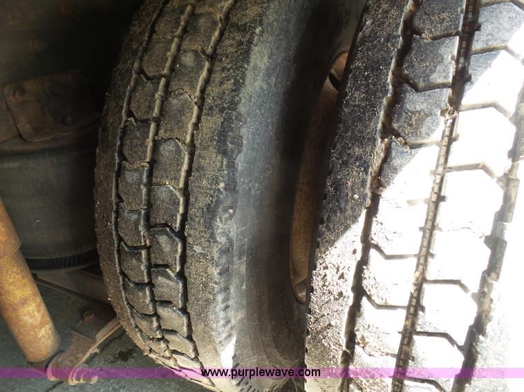 image for item L4837 1995 International 9400 semi truck