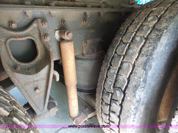 image for item L4837 1995 International 9400 semi truck