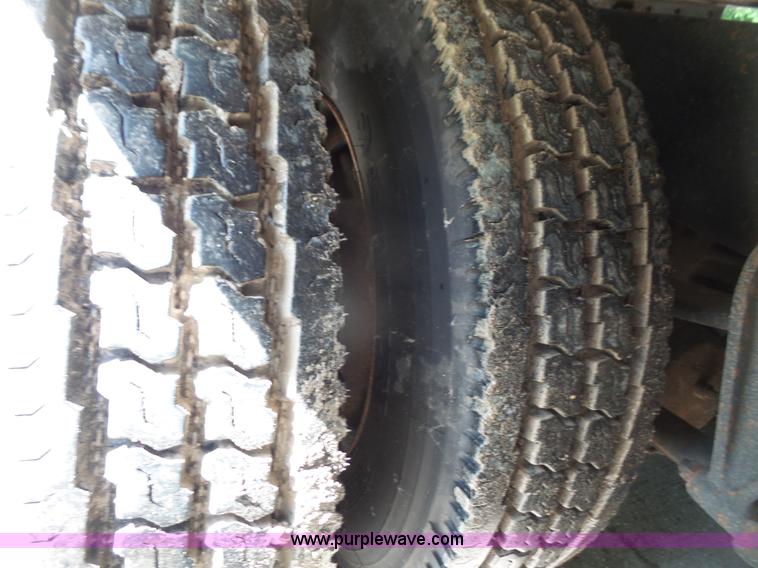 image for item L4837 1995 International 9400 semi truck