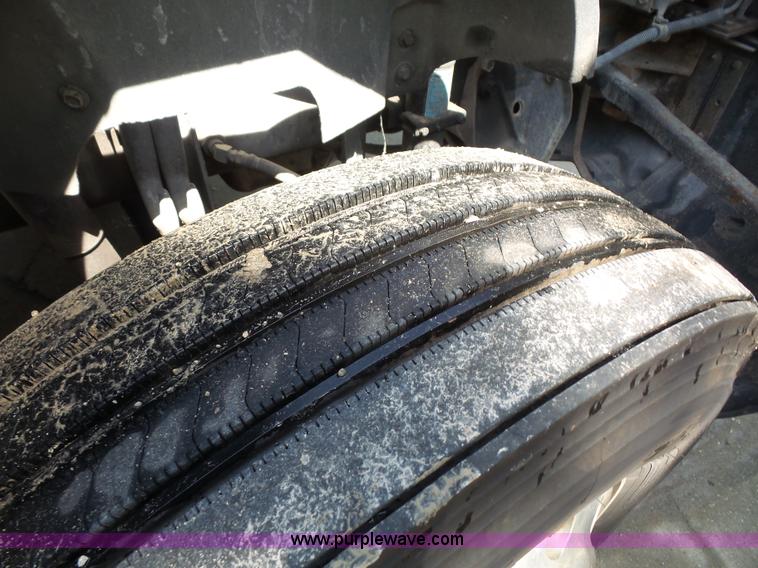 image for item L4837 1995 International 9400 semi truck