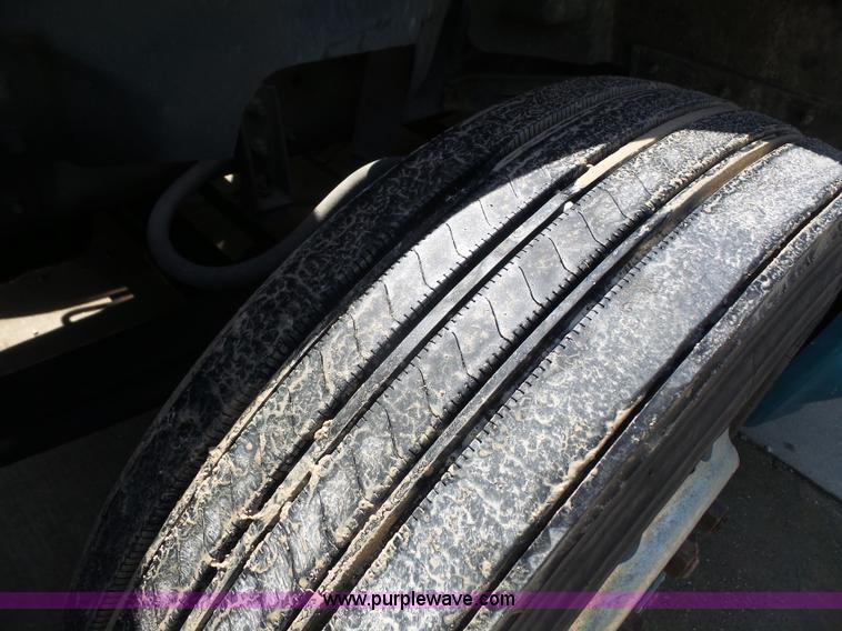 image for item L4837 1995 International 9400 semi truck