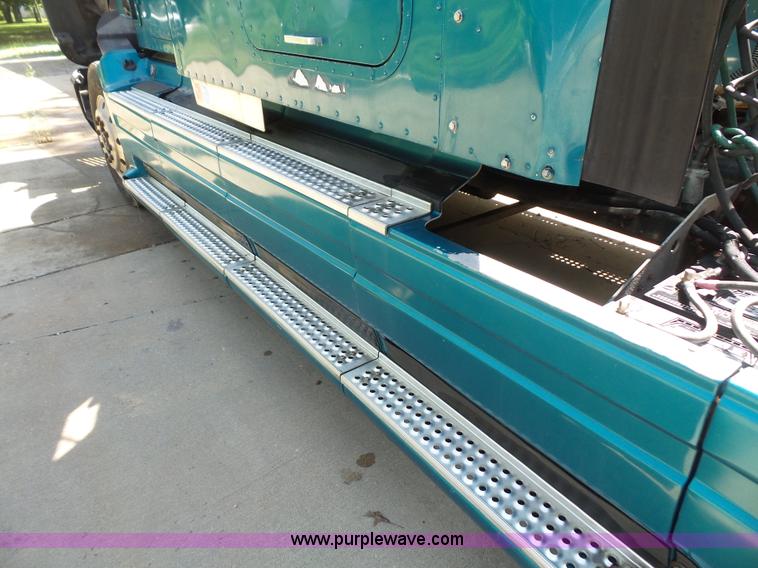 image for item L4837 1995 International 9400 semi truck